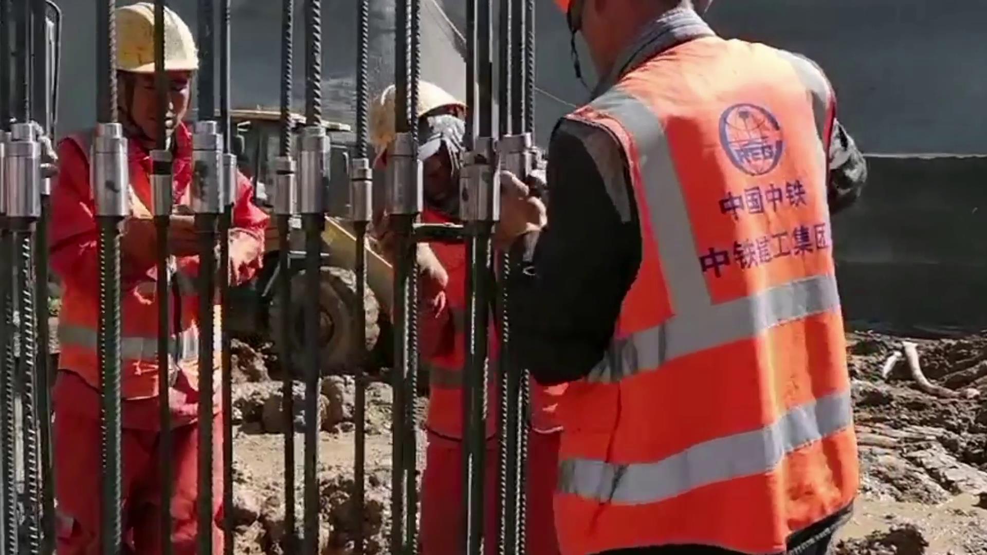 蘭州中川國際機場交通樞紐項目，鋼筋籠采用雙螺套連接技術(shù)。插圖